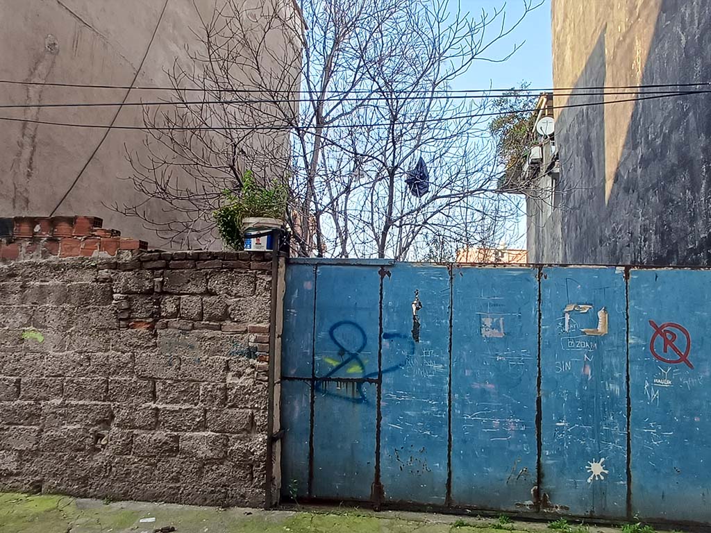 Geniş yeşil arazi ve ufuk çizgisi