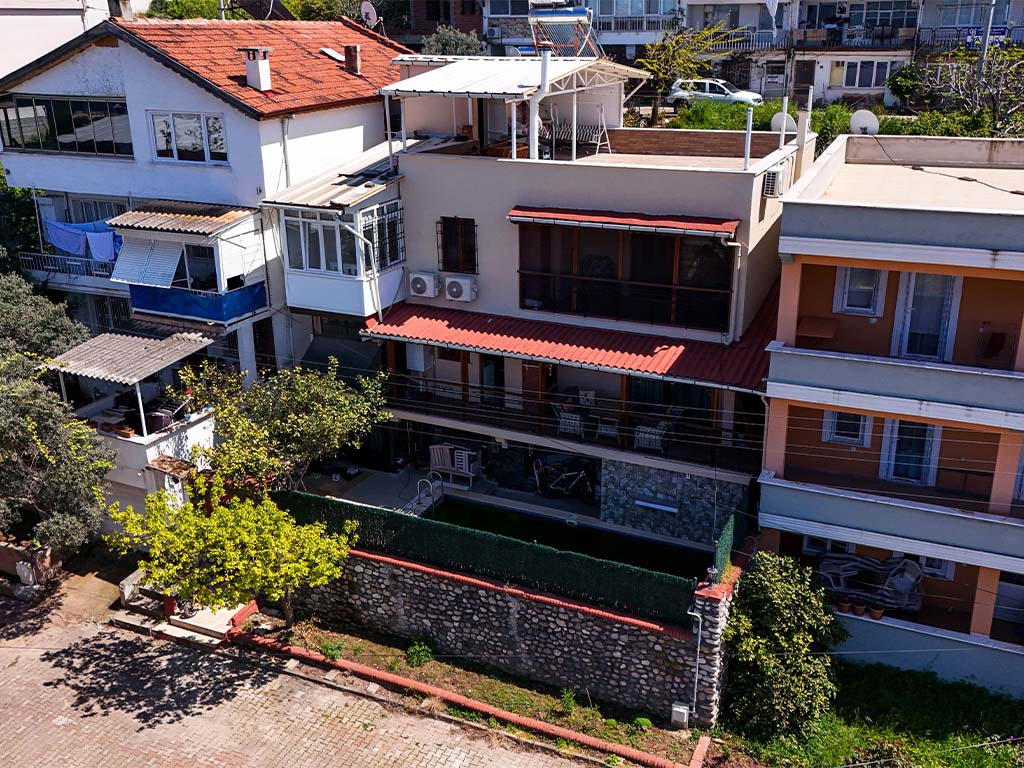 Modern döşenmiş geniş salon ve oturma alanı