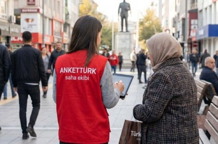 Çevrim içi anket ekranında çalışan kullanıcı