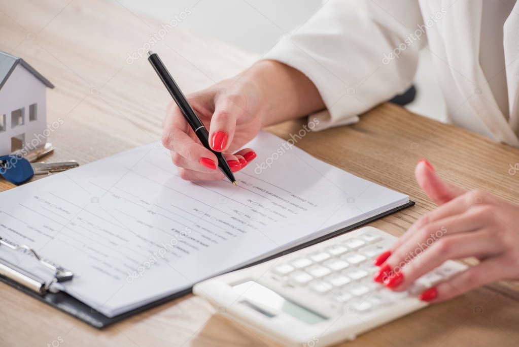 Anahtar ve sözleşme dokümanı bulunan masa