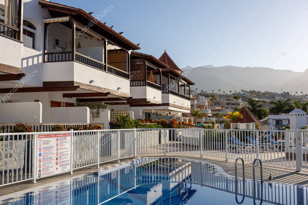 Havuzlu konut sitesi genel görünümü