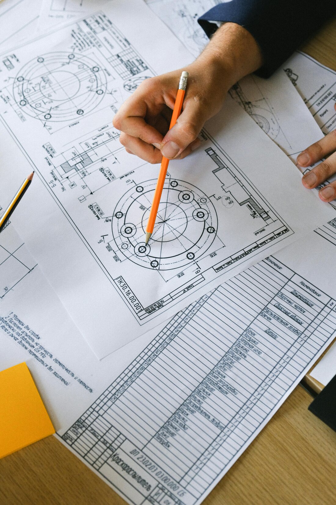 Masa üzerinde proje planları ve ekip çalışması