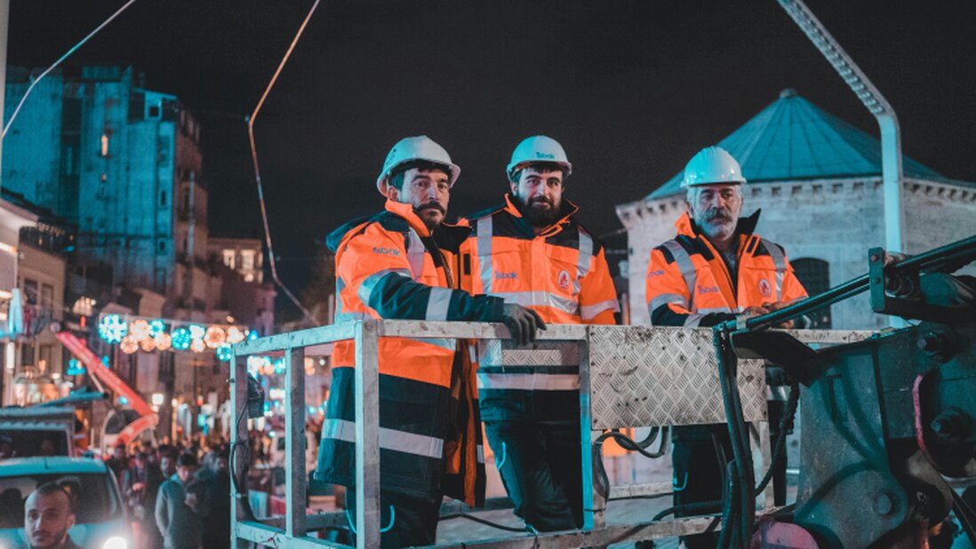 Şantiyede proje yöneticisi ve ekip çalışması